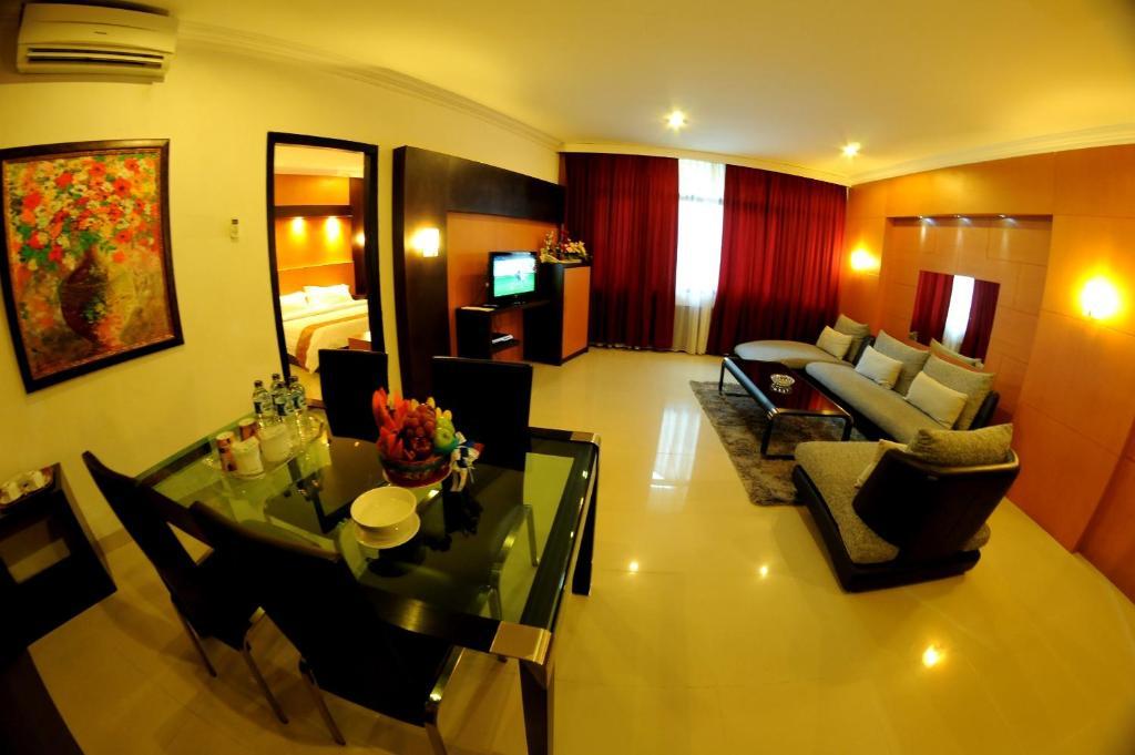 Hotel Swarna Dwipa Palembang Room photo